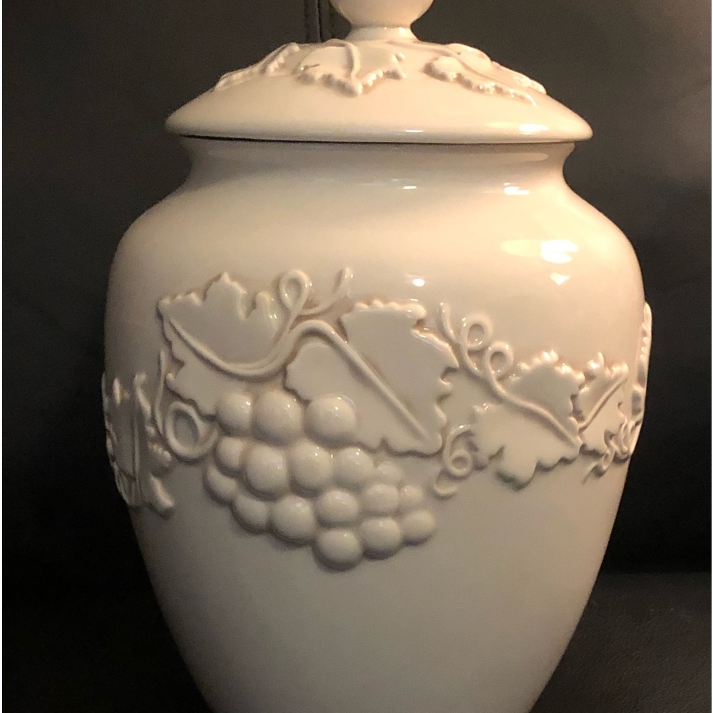 Stonelite inspirado Seattle USA decorative cookie jar. White, good condition